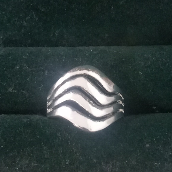 COPY - Sterling silver wave ring (size 9) - Picture 4 of 4